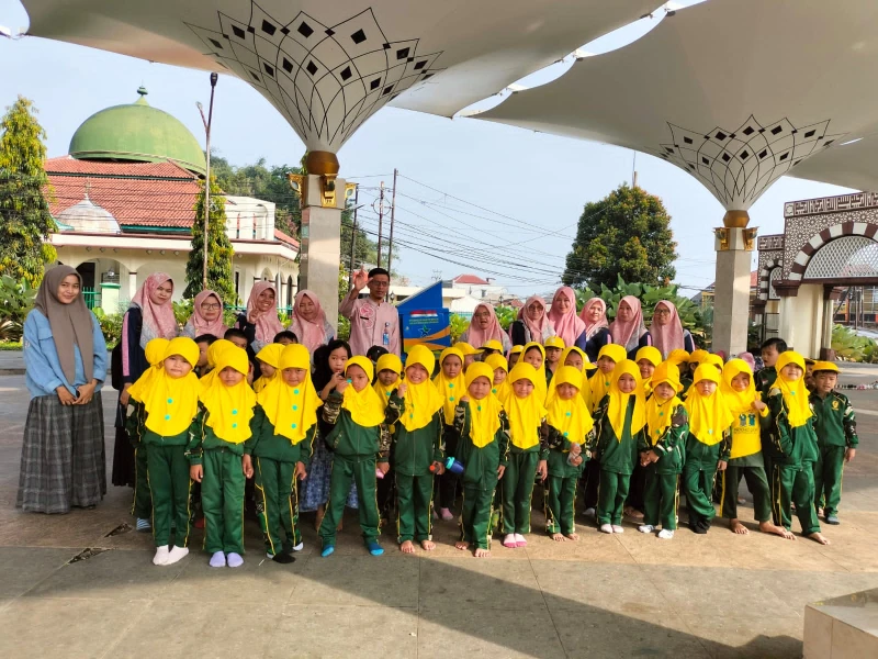 Manfaatkan Moling, Disarpus KBB kolaborasi dengan Forum TBM KBB keliling sekolah. - Sport Jabar