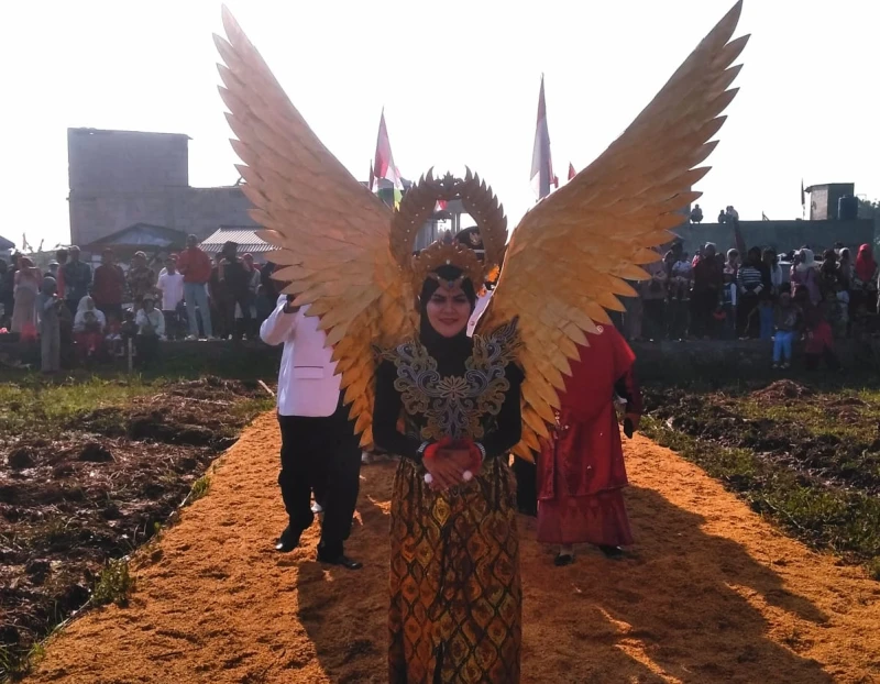 Maskot Marching Band Laskar Taruna Gempita MI Tembongsari Meriahkan HUT RI ke-80 - Sport Jabar