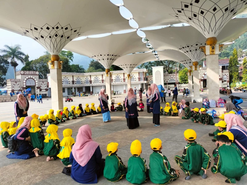 Manfaatkan Moling, Disarpus KBB kolaborasi dengan Forum TBM KBB keliling sekolah. - Sport Jabar