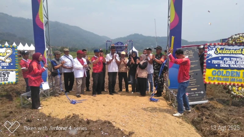 Desa Situwangi Juara Festival Layang-Layang “Kita Bisa Terbang” 2025 - Sport Jabar