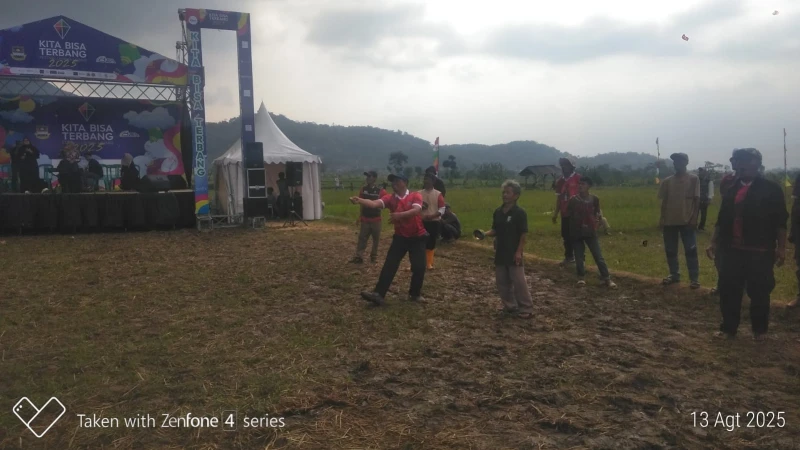 Festival Layang-Layang “Kita Bisa Terbang” Desa Tanjungwangi Berjalan Sukses dan Penuh Warna - Sport Jabar