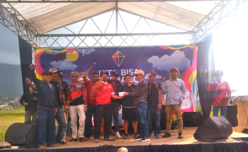 Desa Situwangi Juara Festival Layang-Layang “Kita Bisa Terbang” 2025 - Sport Jabar