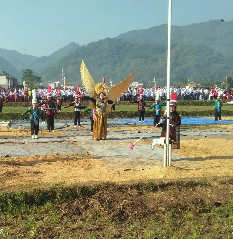 Maskot Marching Band Laskar Taruna Gempita MI Tembongsari Meriahkan HUT RI ke-80 - Sport Jabar